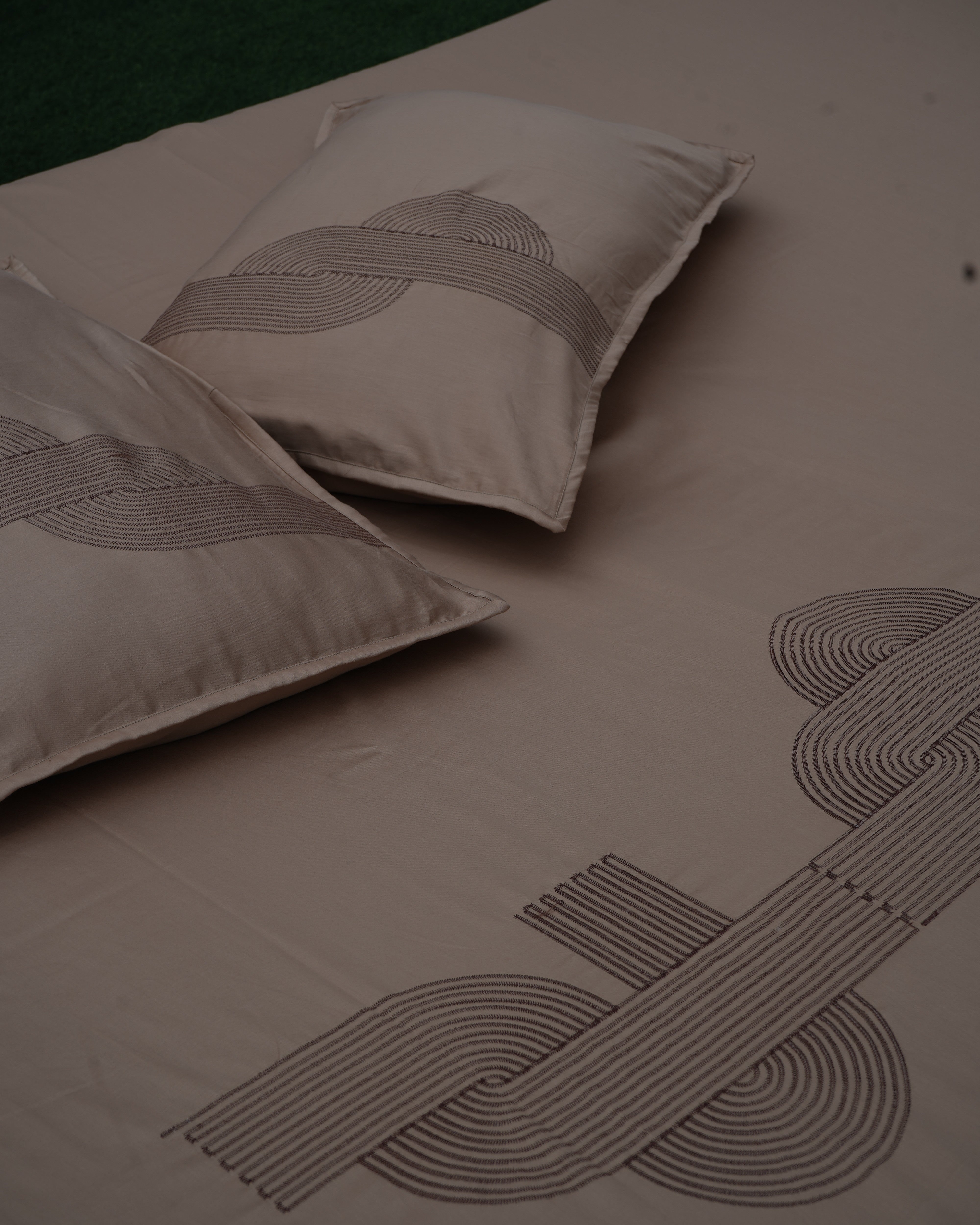 Earthline Maze Bedsheet With 2 Pillow Covers