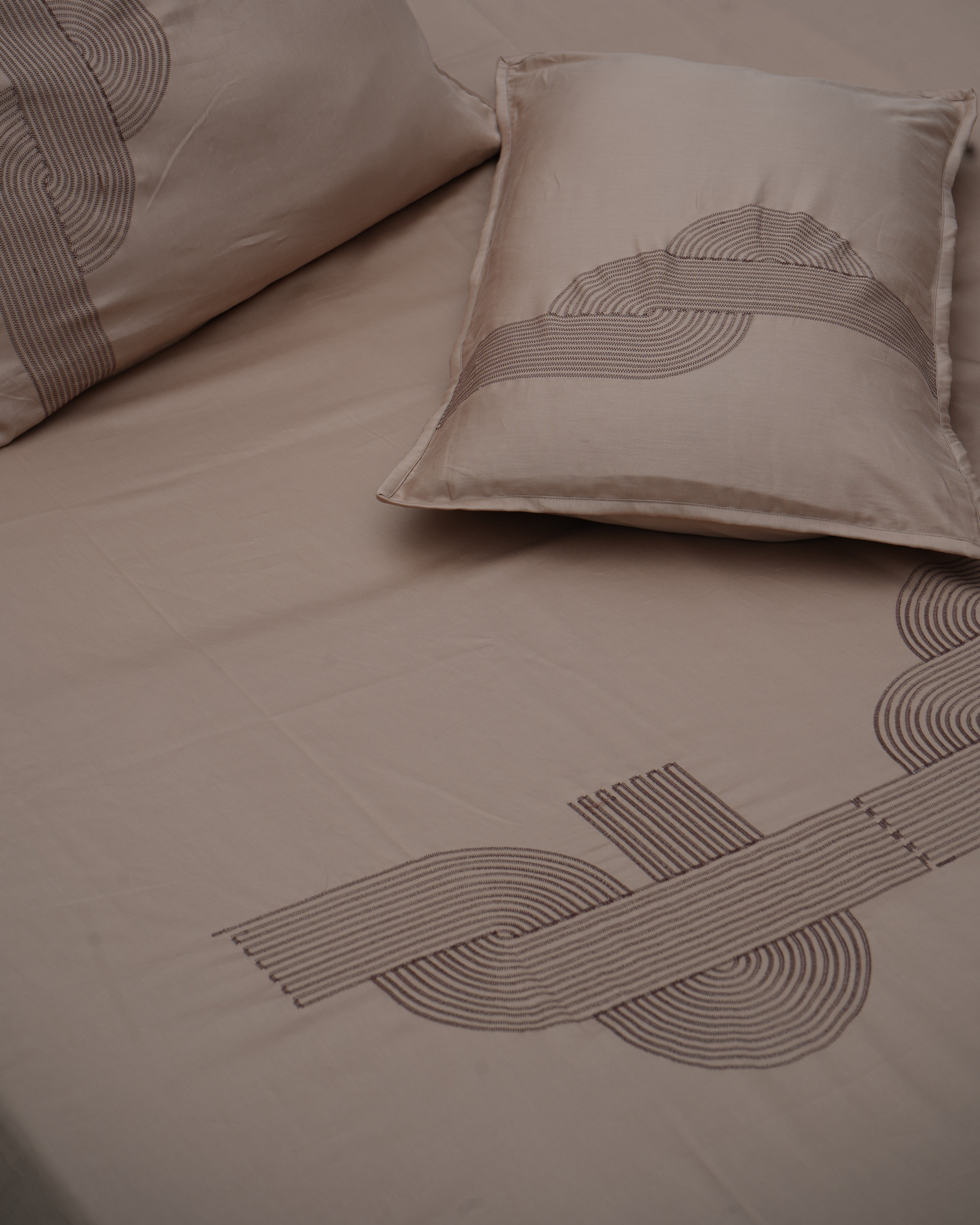 Earthline Maze Bedsheet With 2 Pillow Covers