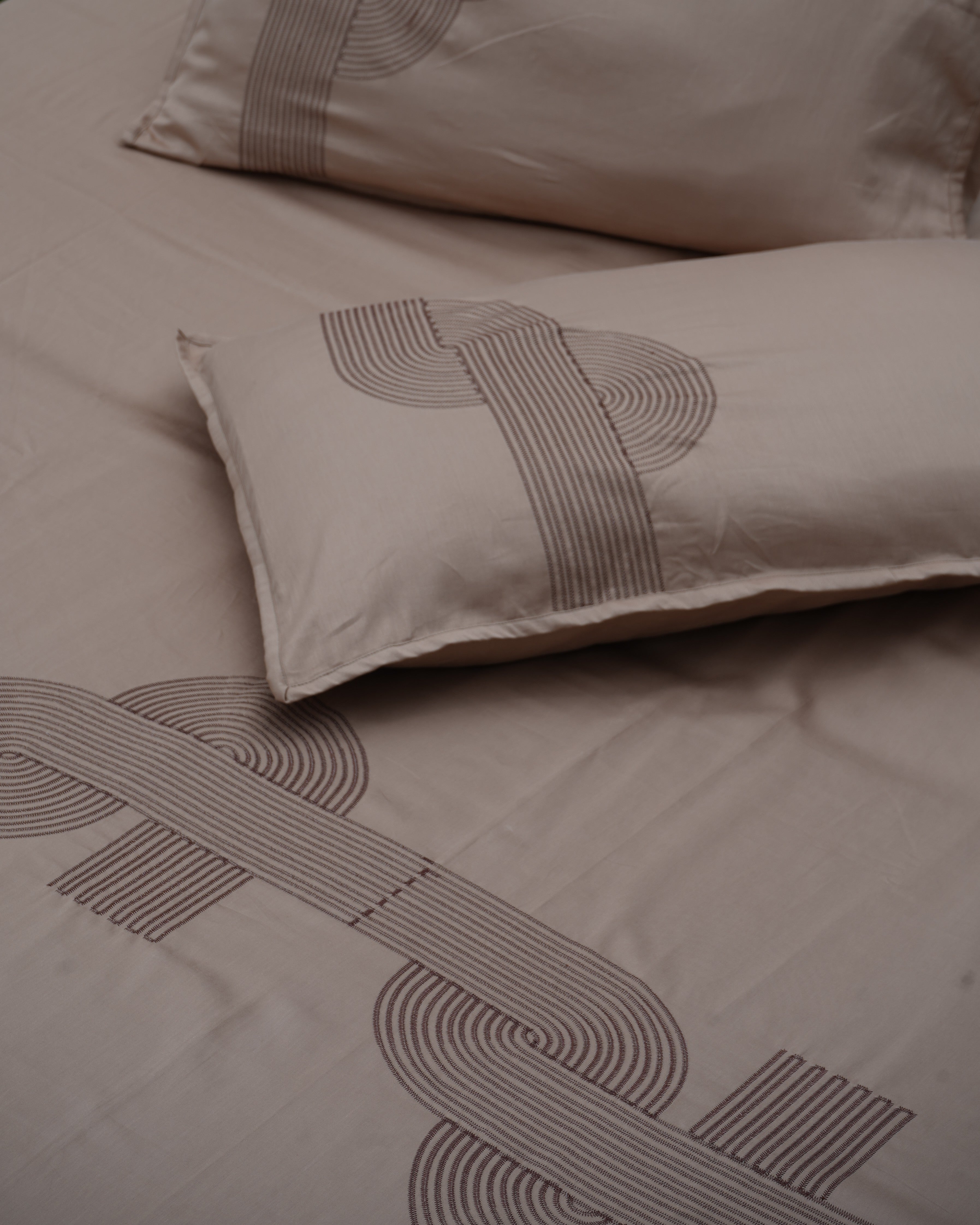 Earthline Maze Bedsheet With 2 Pillow Covers