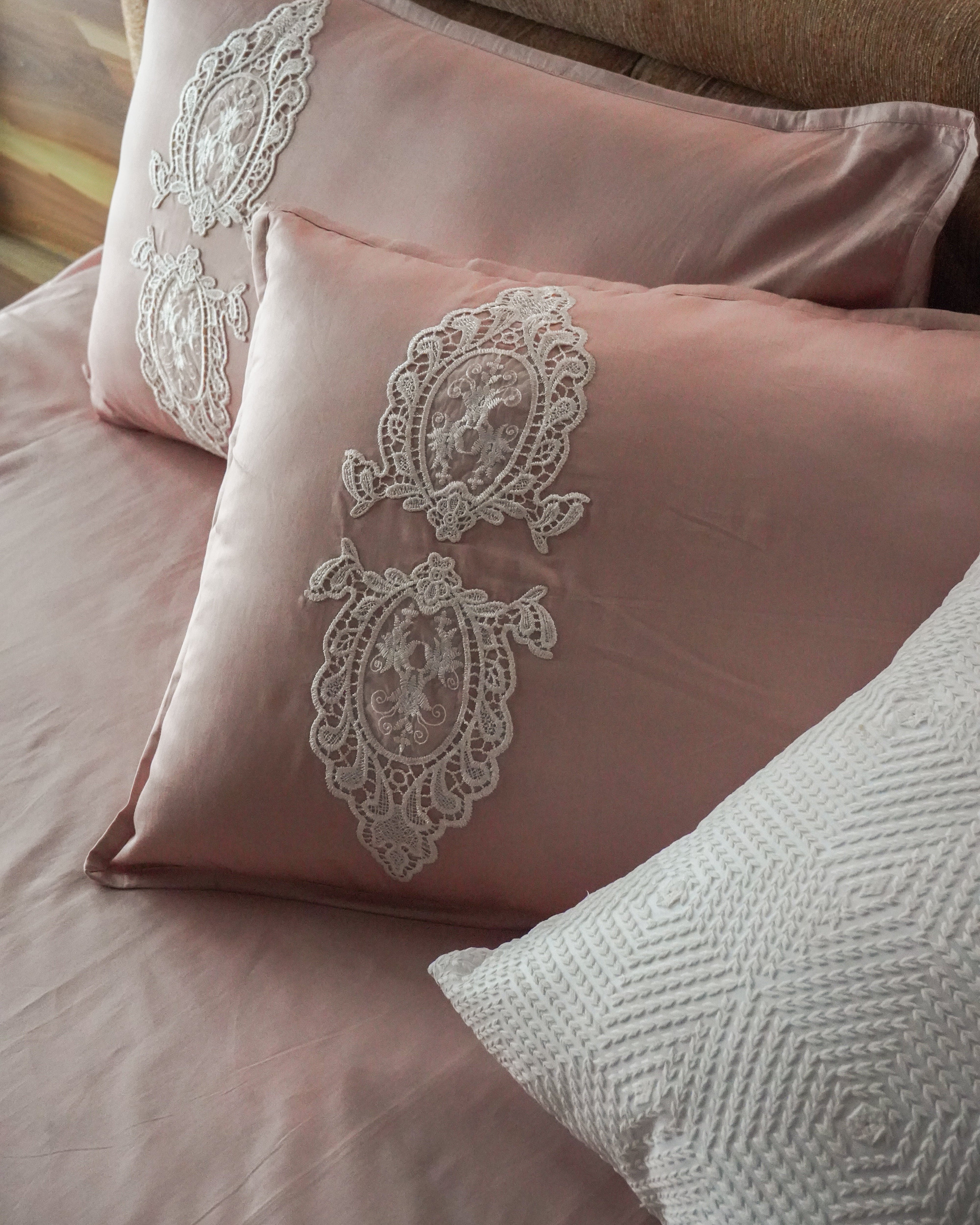 Latte Lace Bedsheet With 2 Pillow Covers