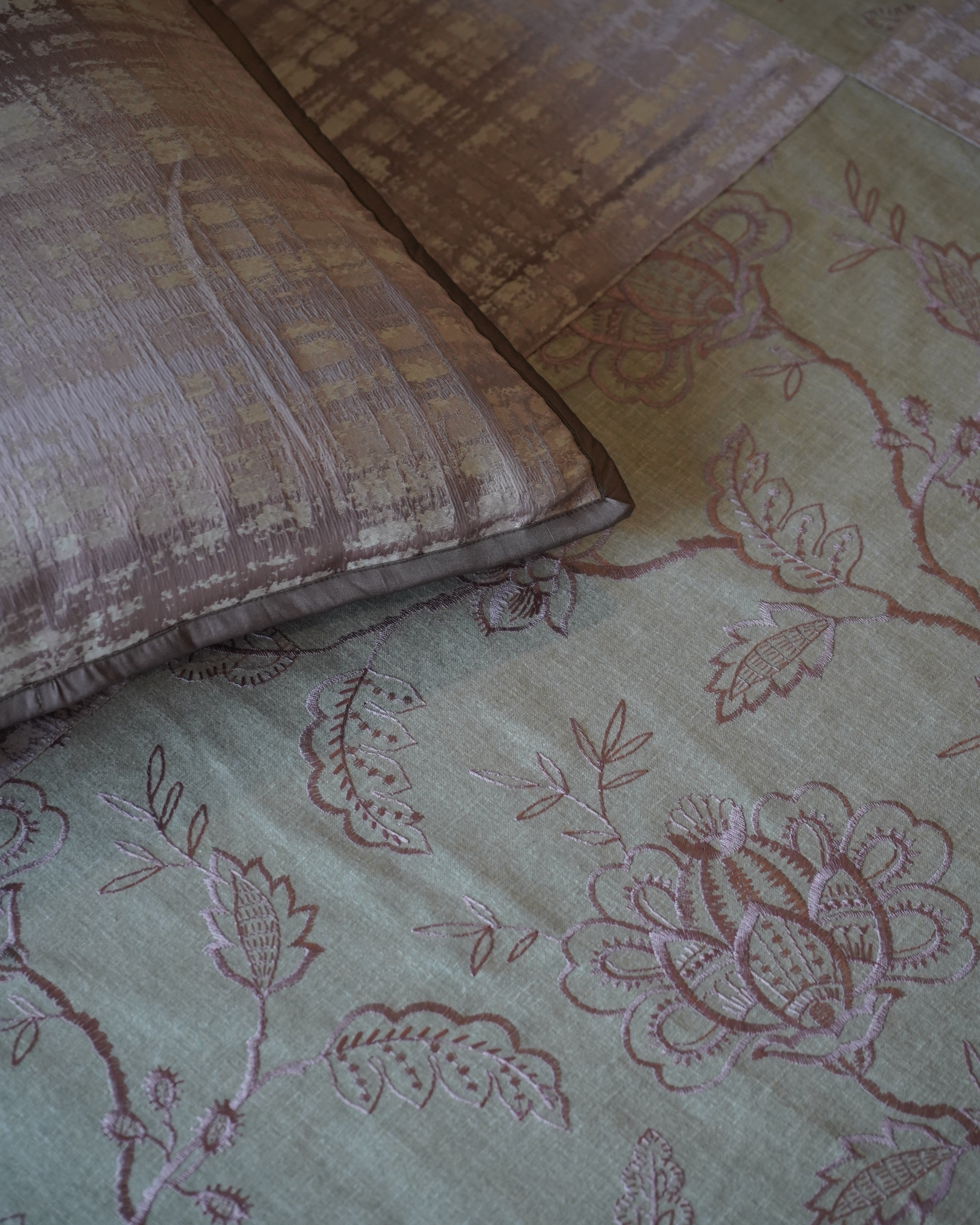 Blush Ivy Bedcover With 2 Pillow Covers