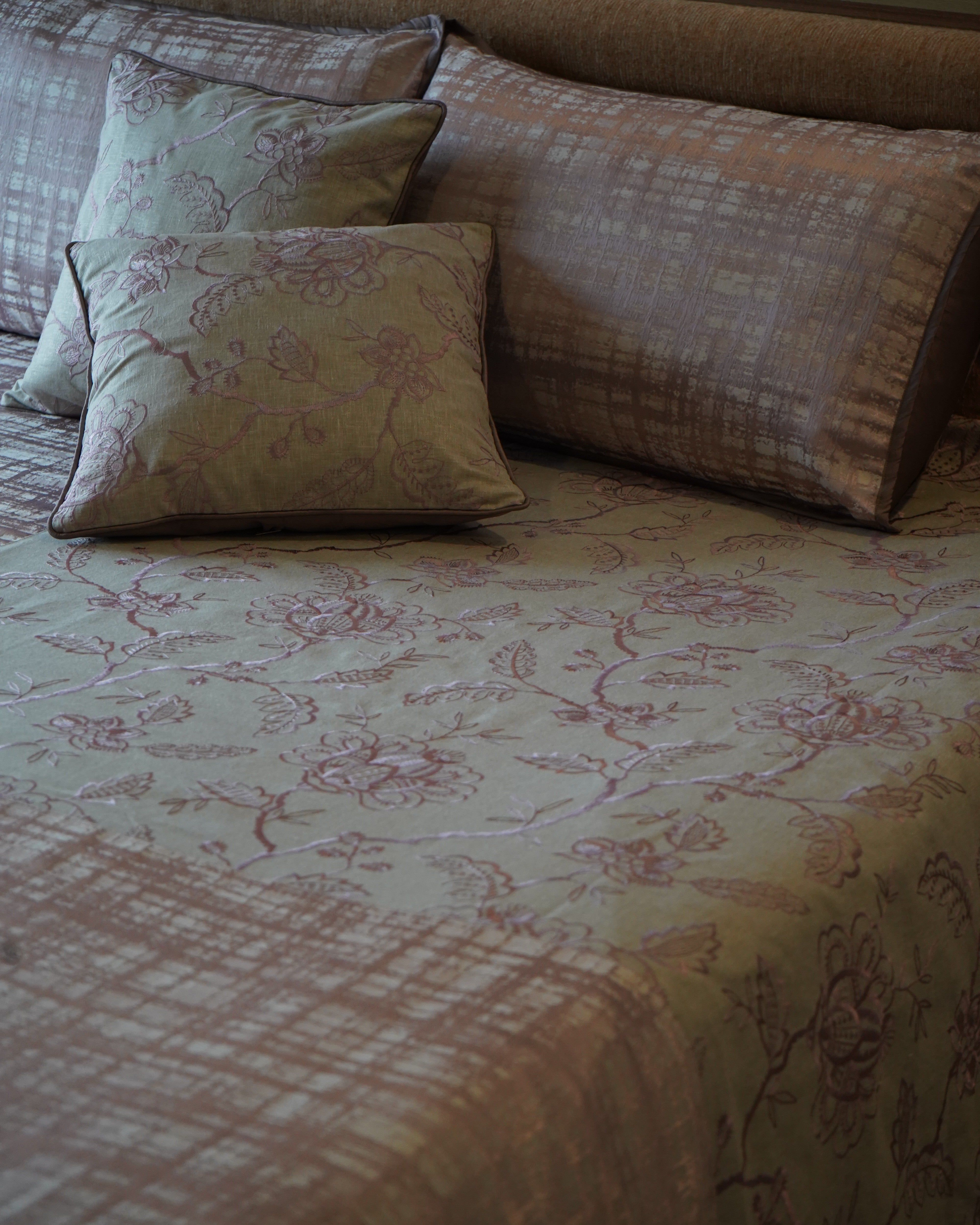 Blush Ivy Bedcover With 2 Pillow Covers