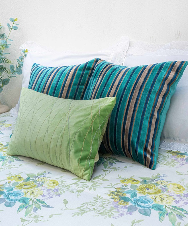 Dainty Daisy Bedover With 2 Pillow, 2 Cushion & 1 Highlighter Cushion Set