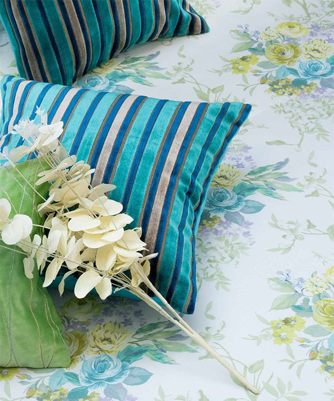 Dainty Daisy Bedover With 2 Pillow, 2 Cushion & 1 Highlighter Cushion Set