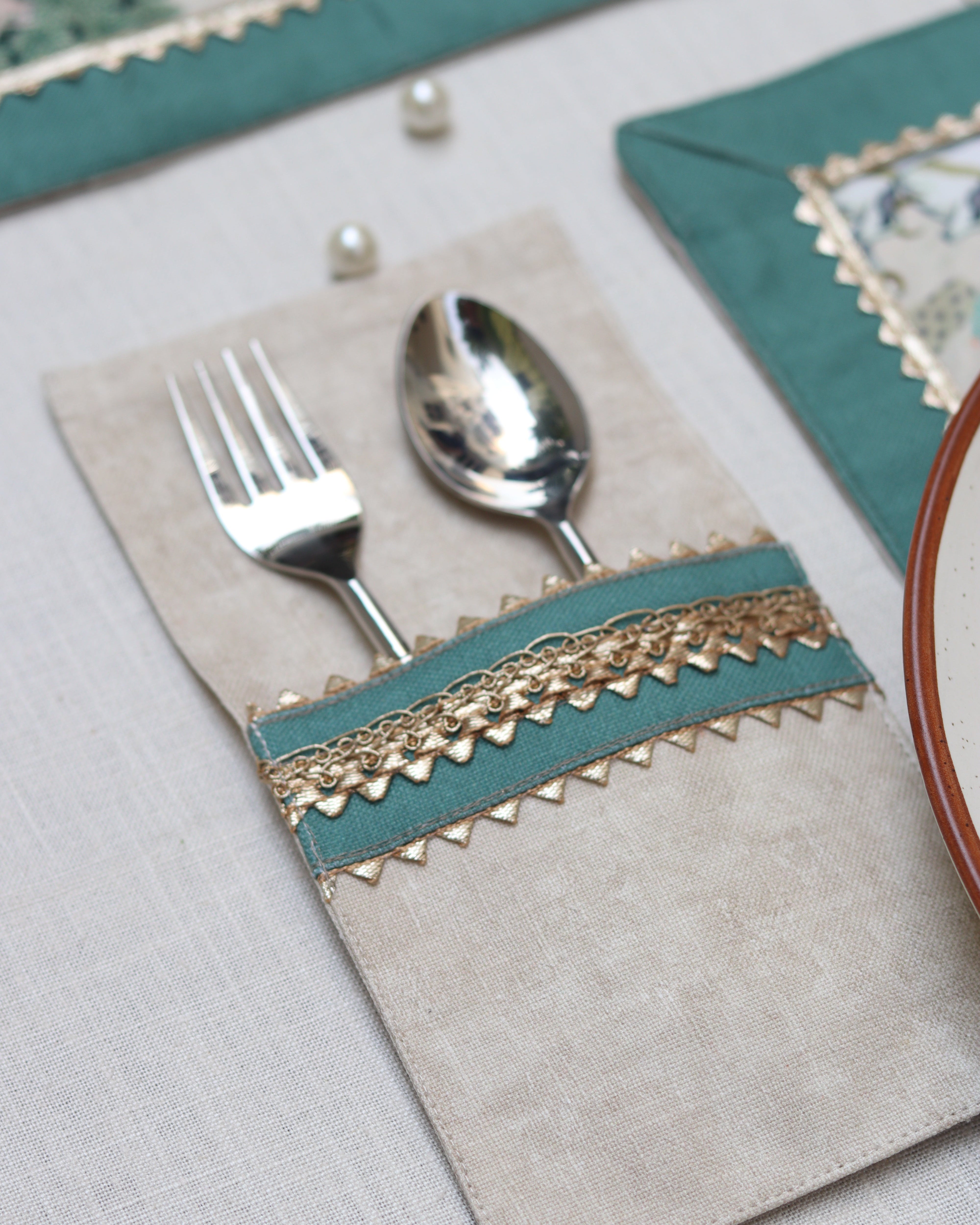 Royal Plumage Tablescape Full Set