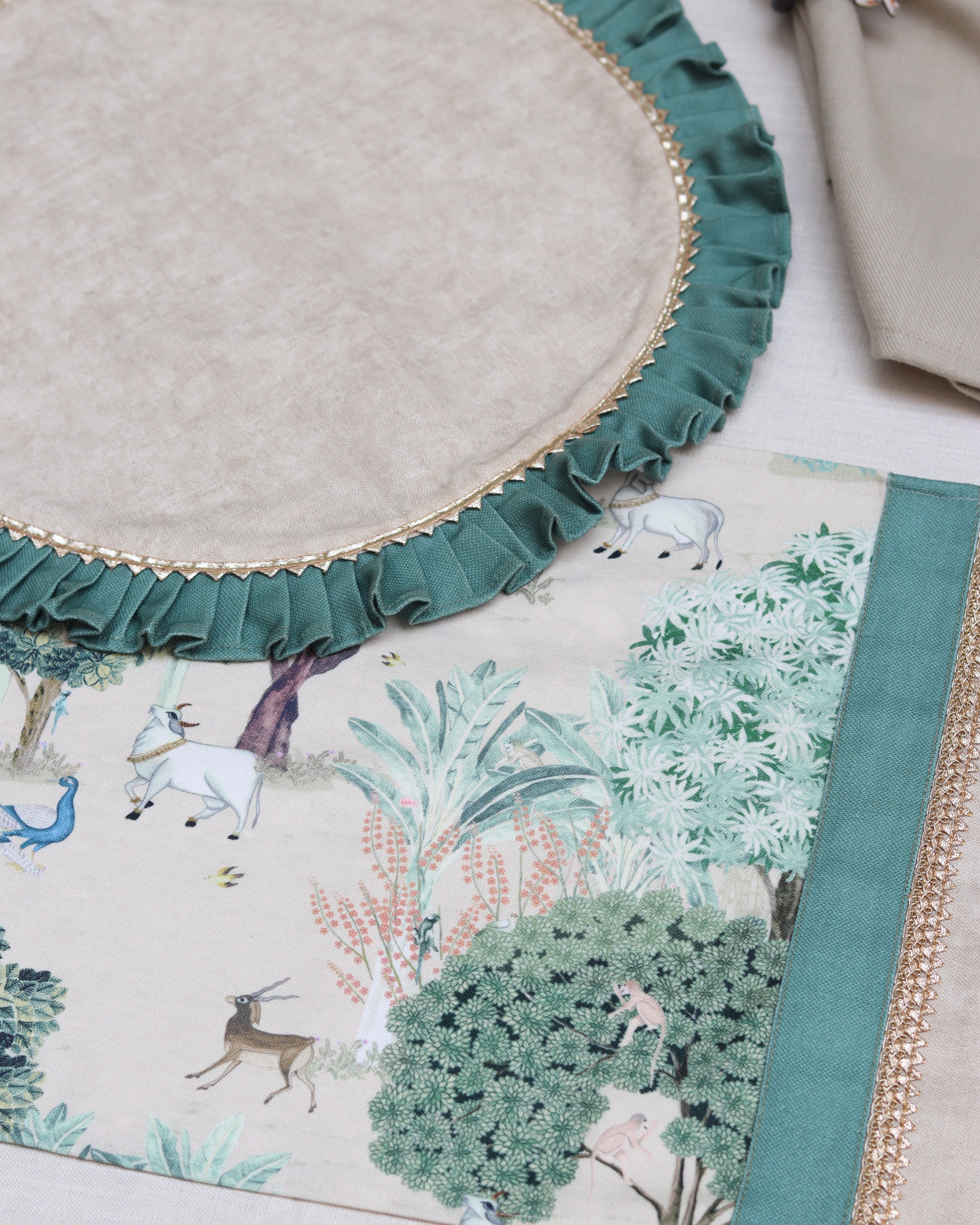 Royal Plumage Tablescape Full Set