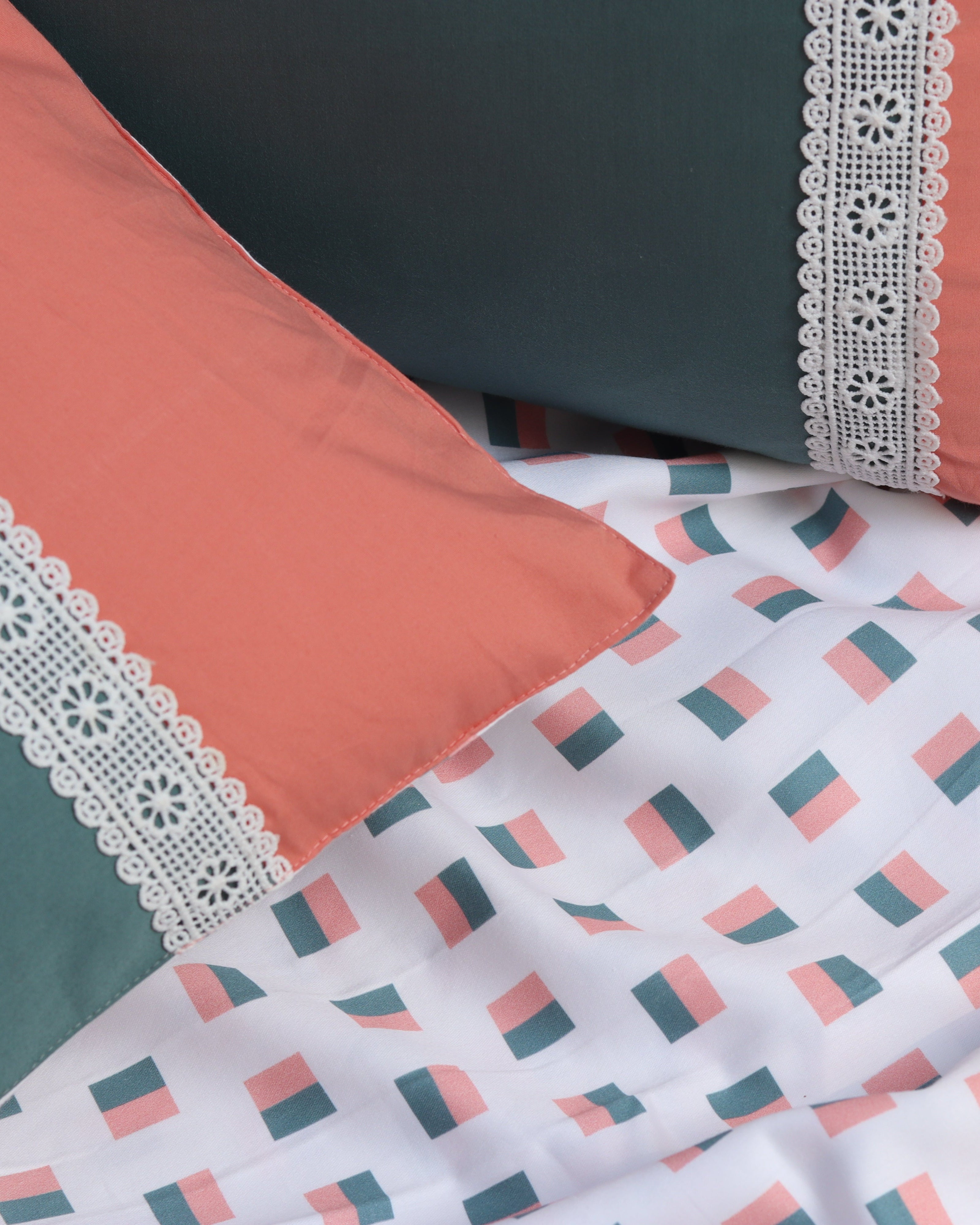 Play Squares Bedsheet with 2 Laced Pillow Covers