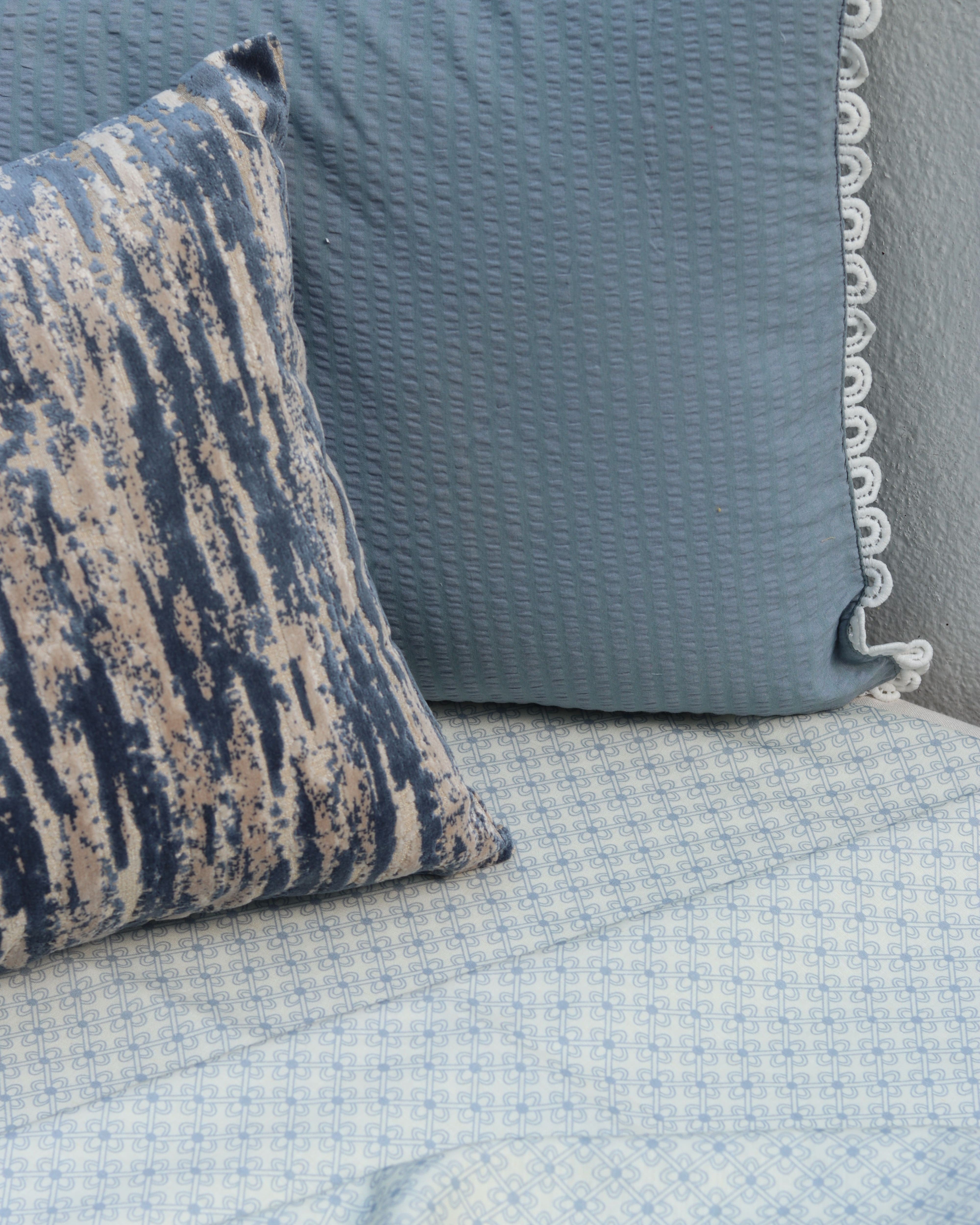 Blue Echo Bedsheet With 2 Laced Pillow Covers