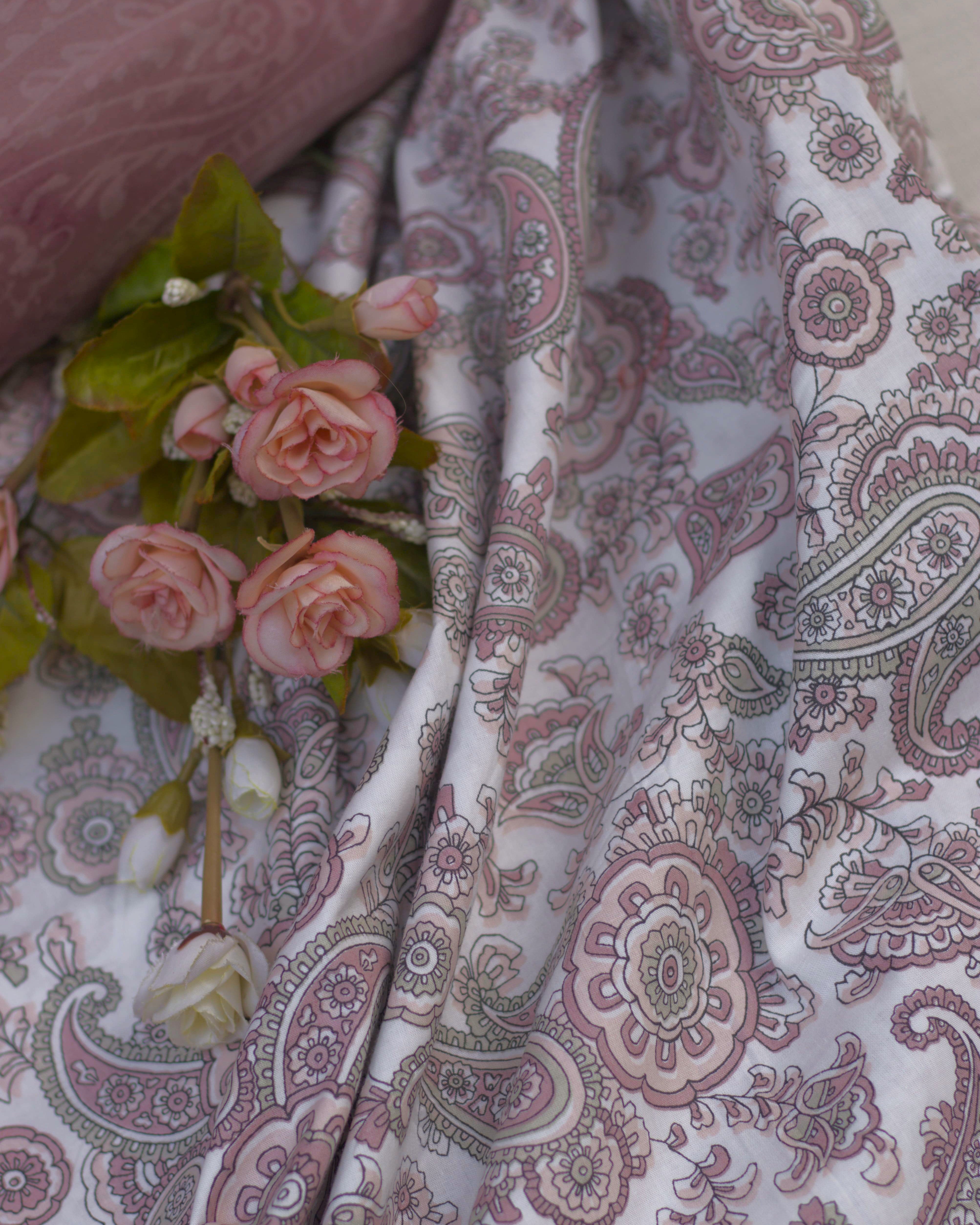 Rose Haze Bedsheet With 2 Pillow Covers