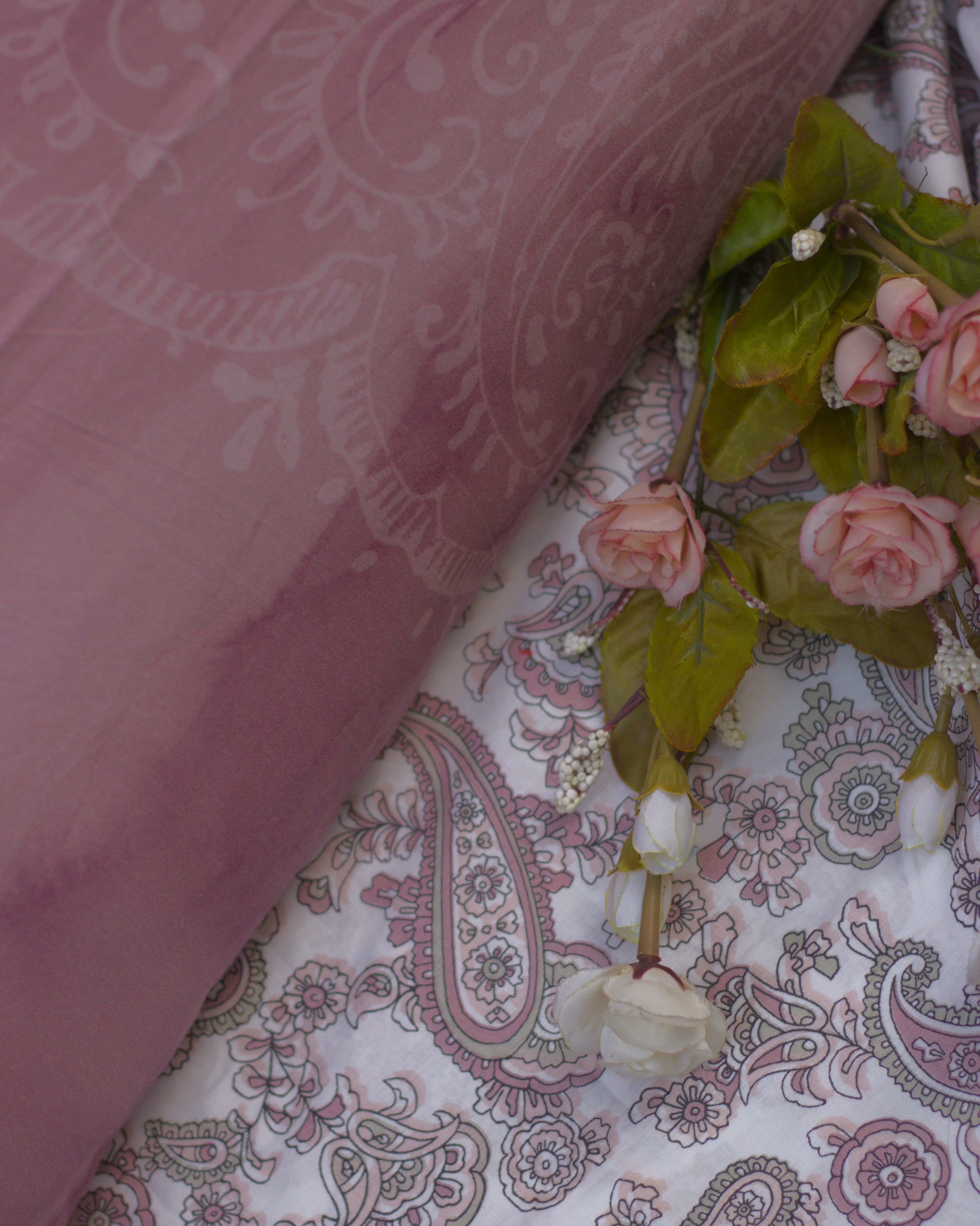 Rose Haze Bedsheet With 2 Pillow Covers
