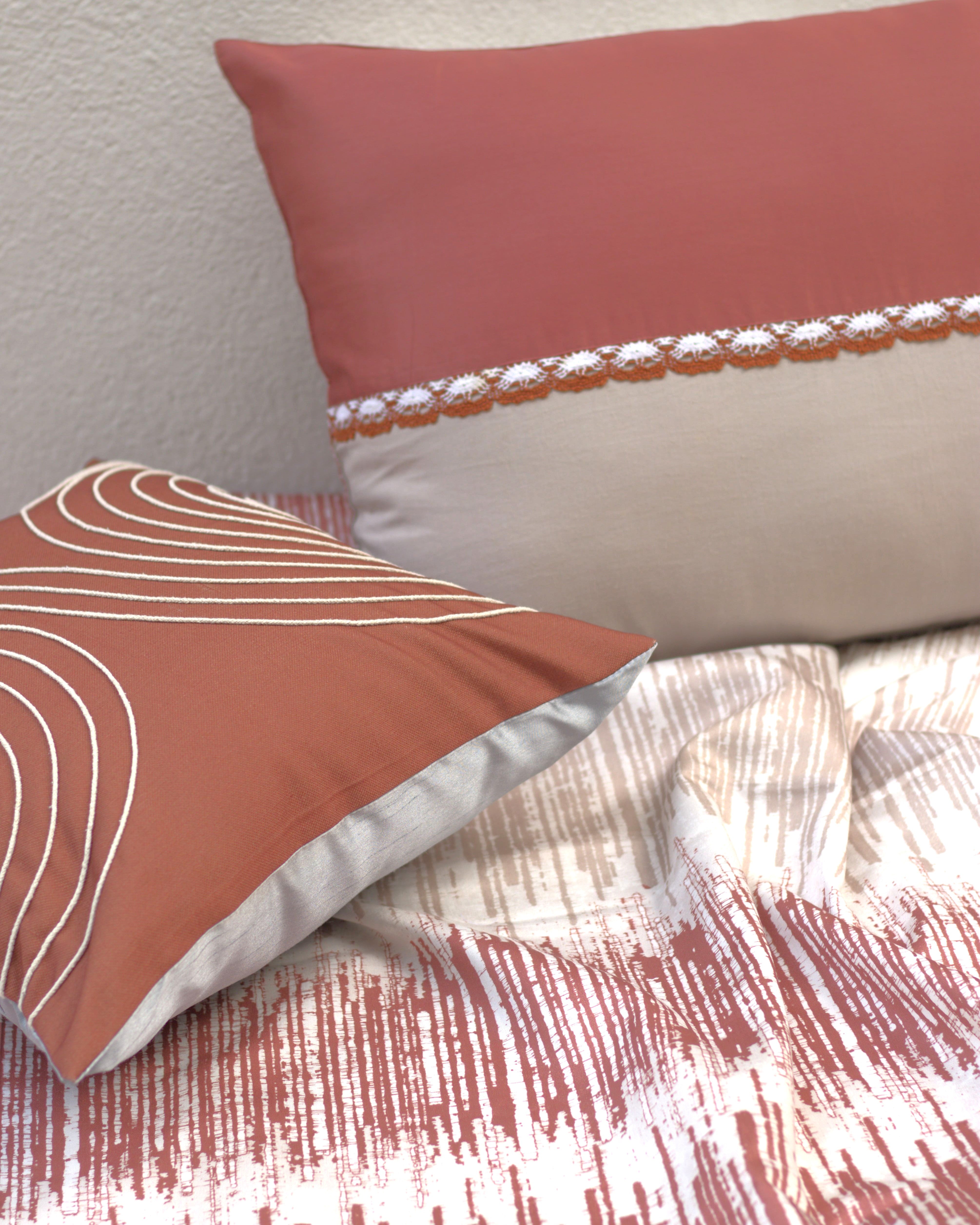 Twin Hues Bedsheet With 2 Laced Pillow Covers