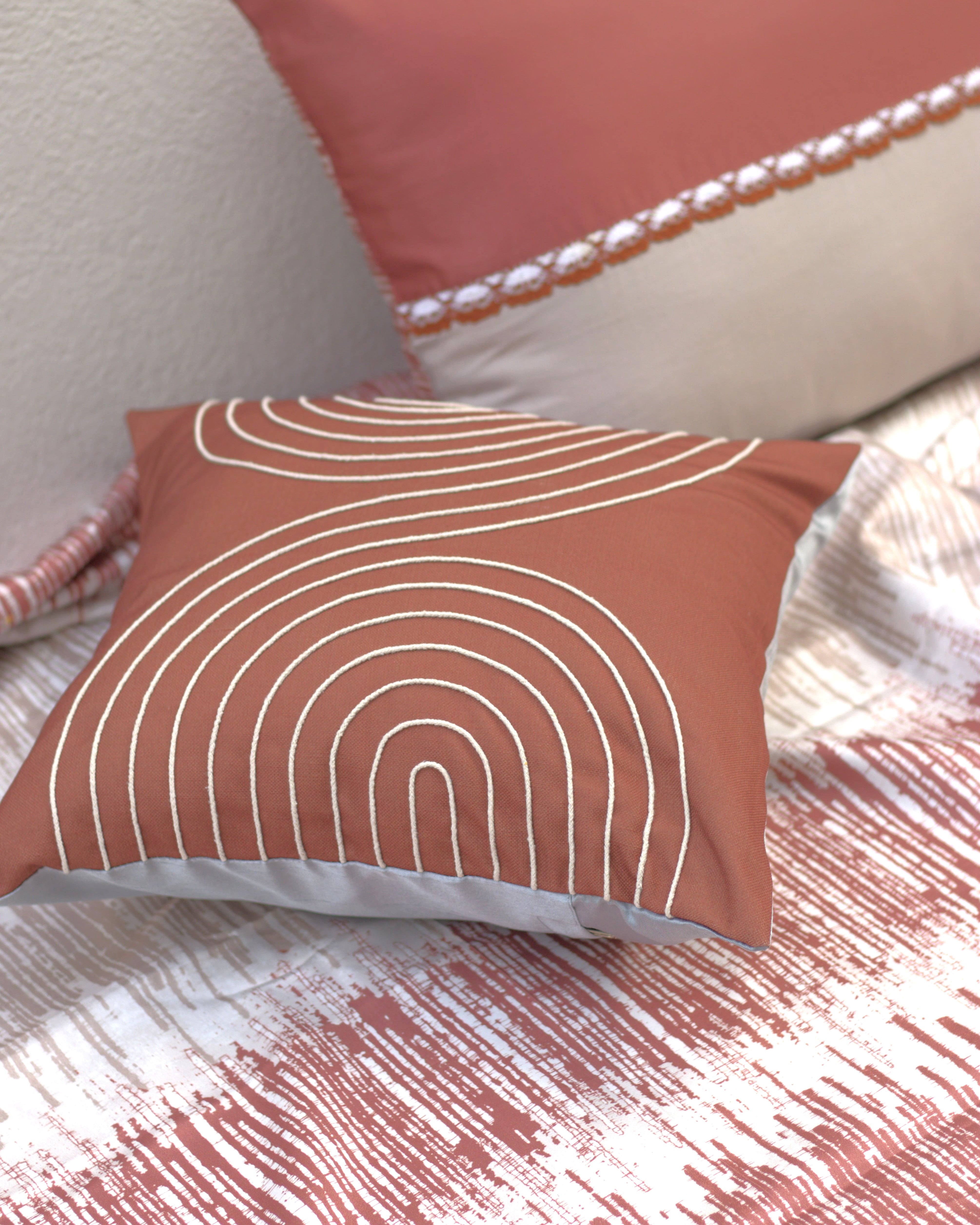 Twin Hues Bedsheet With 2 Laced Pillow Covers