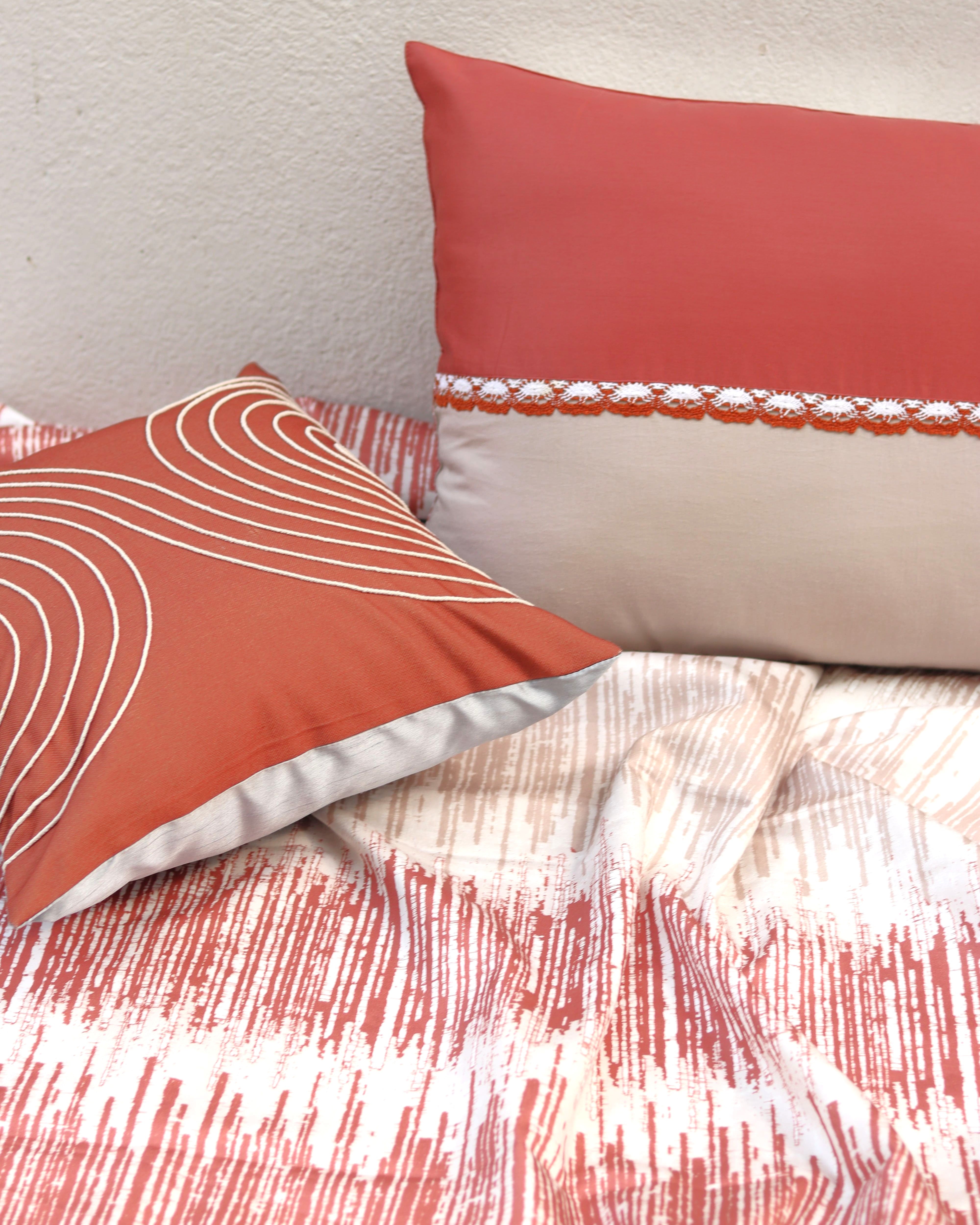 Twin Hues Bedsheet With 2 Laced Pillow Covers