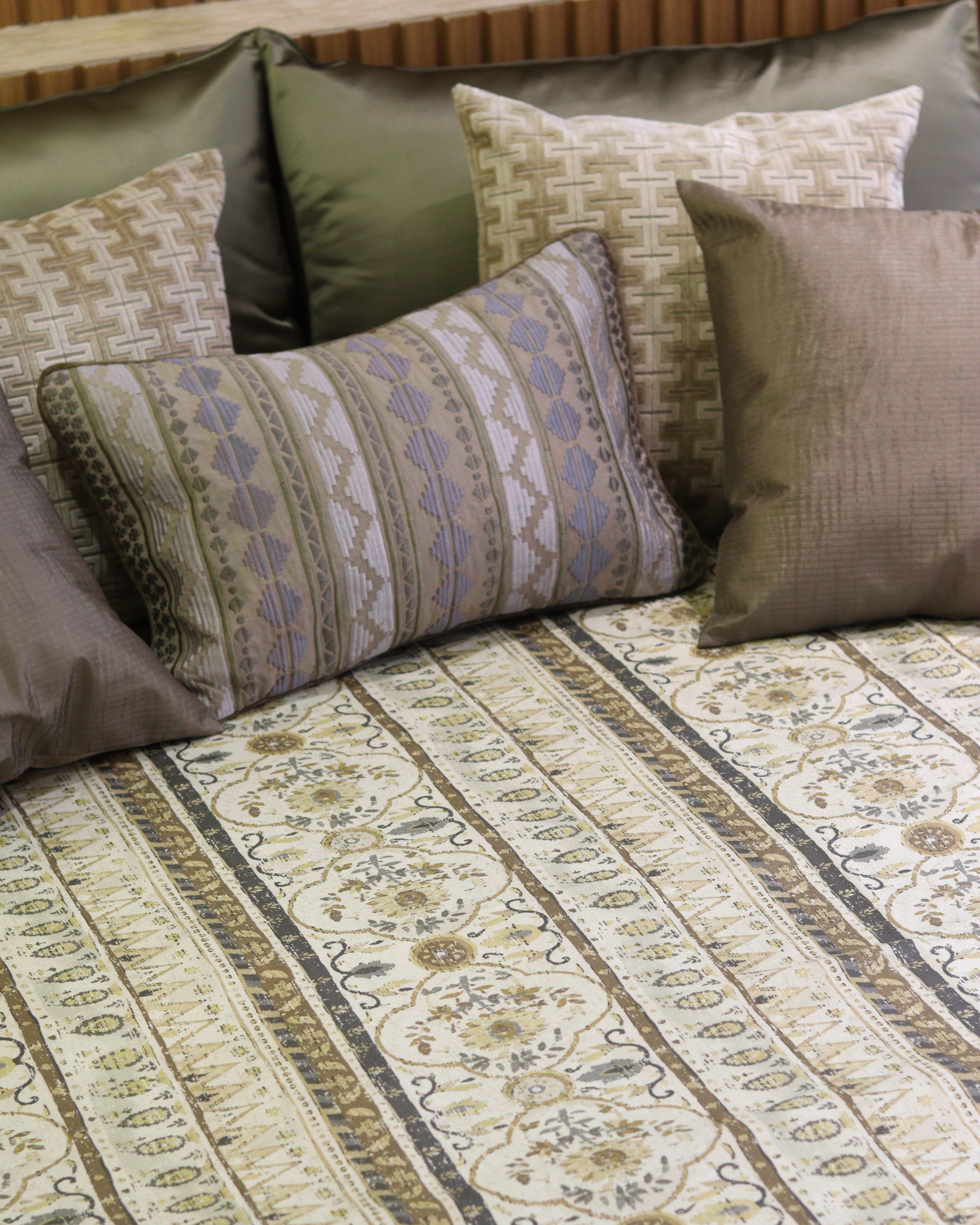 Nostalgia Bedcover With 2 Pillows Covers