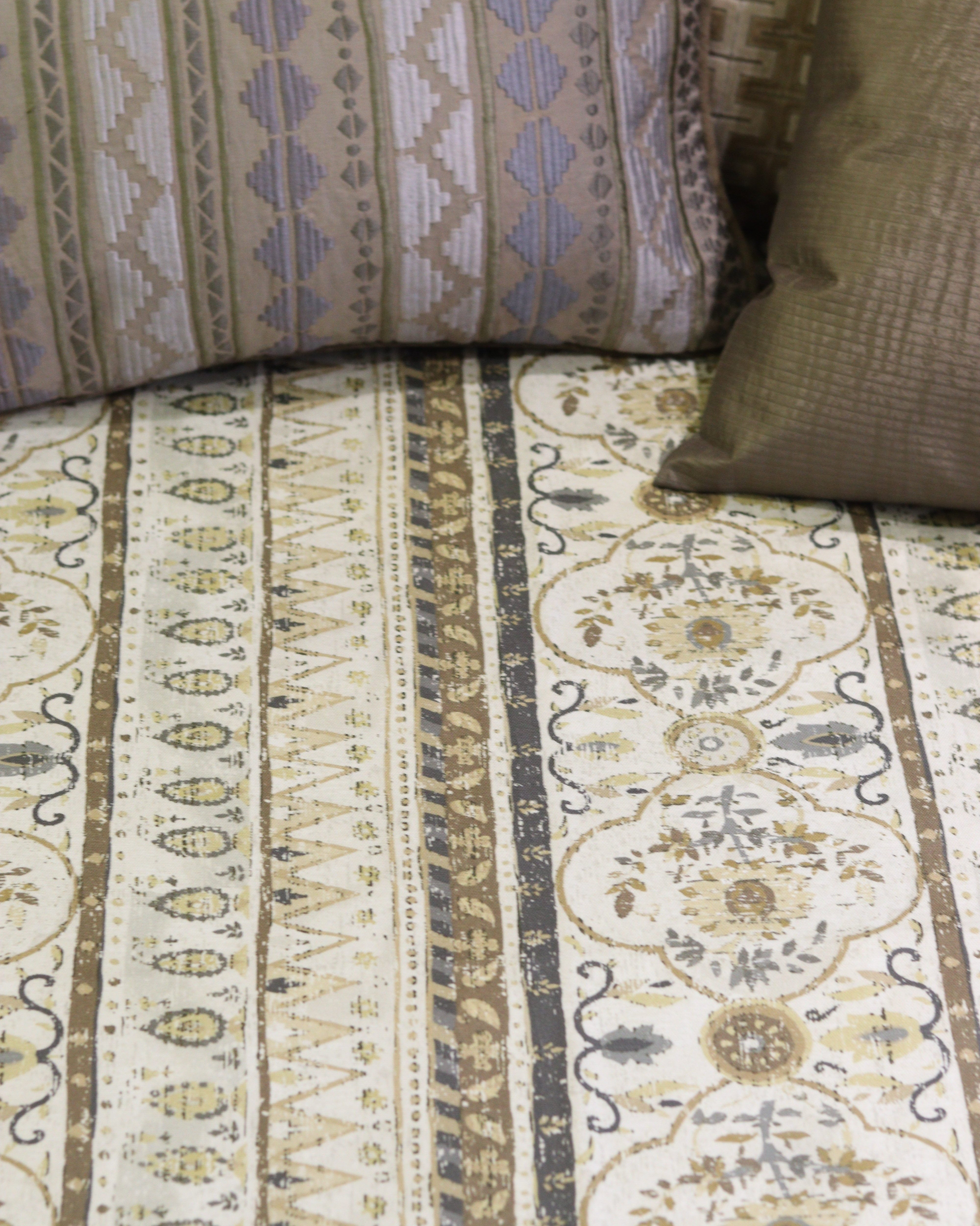 Nostalgia Bedcover With 2 Pillows Covers