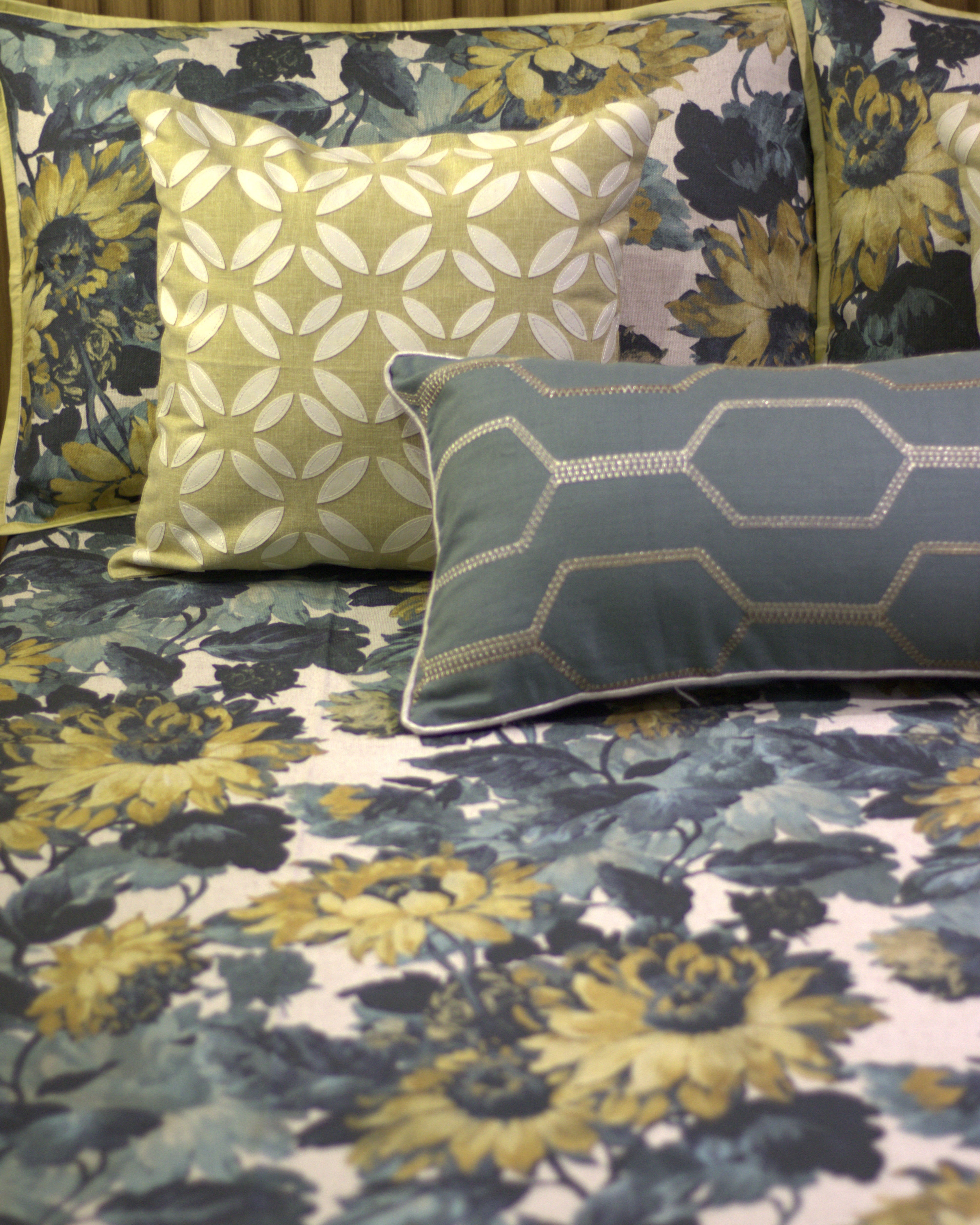 Sunlit Bloom Bedcover with 2 Pillow Covers