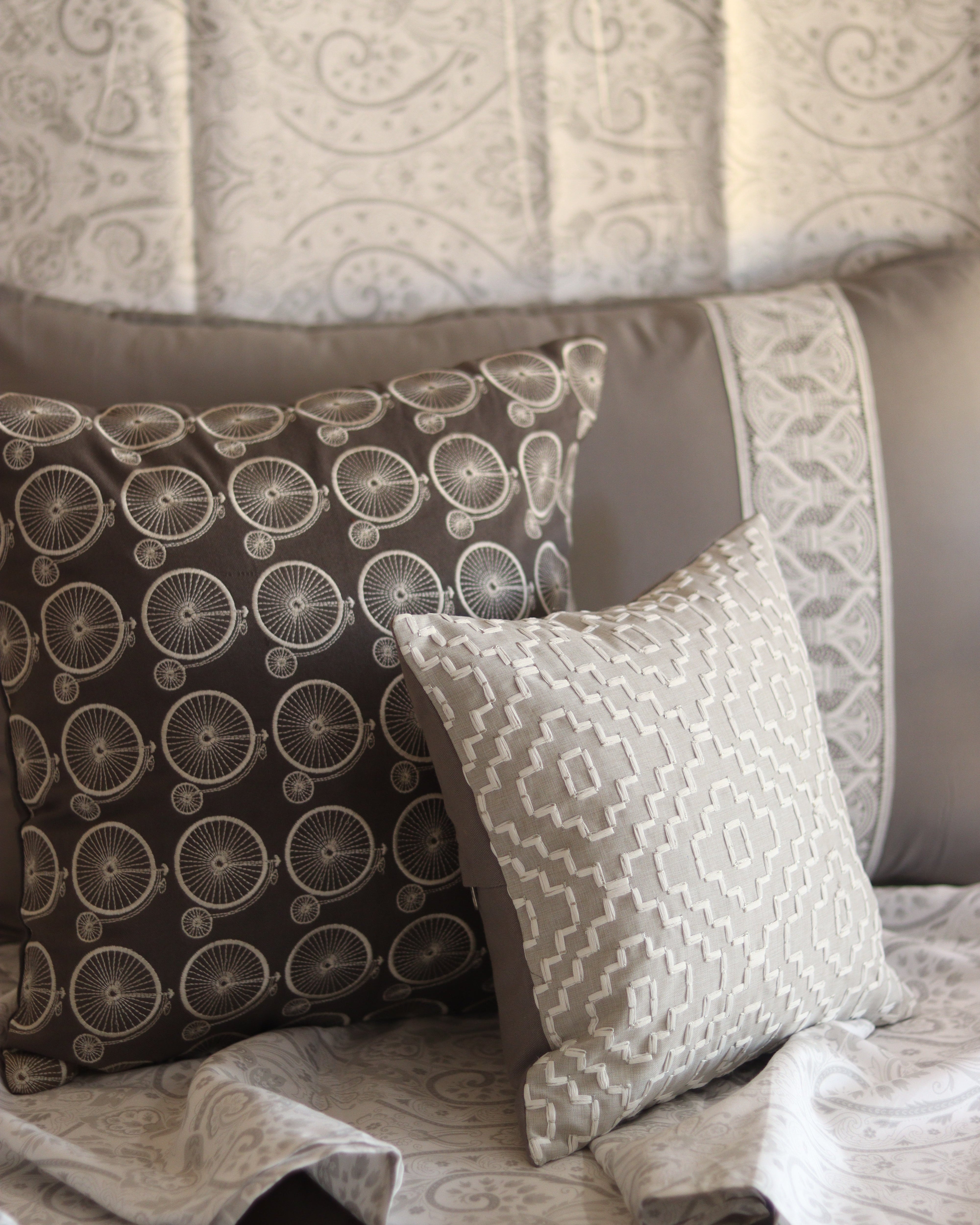 Grey Grace Bedsheet With 2 Laced Pillow Covers