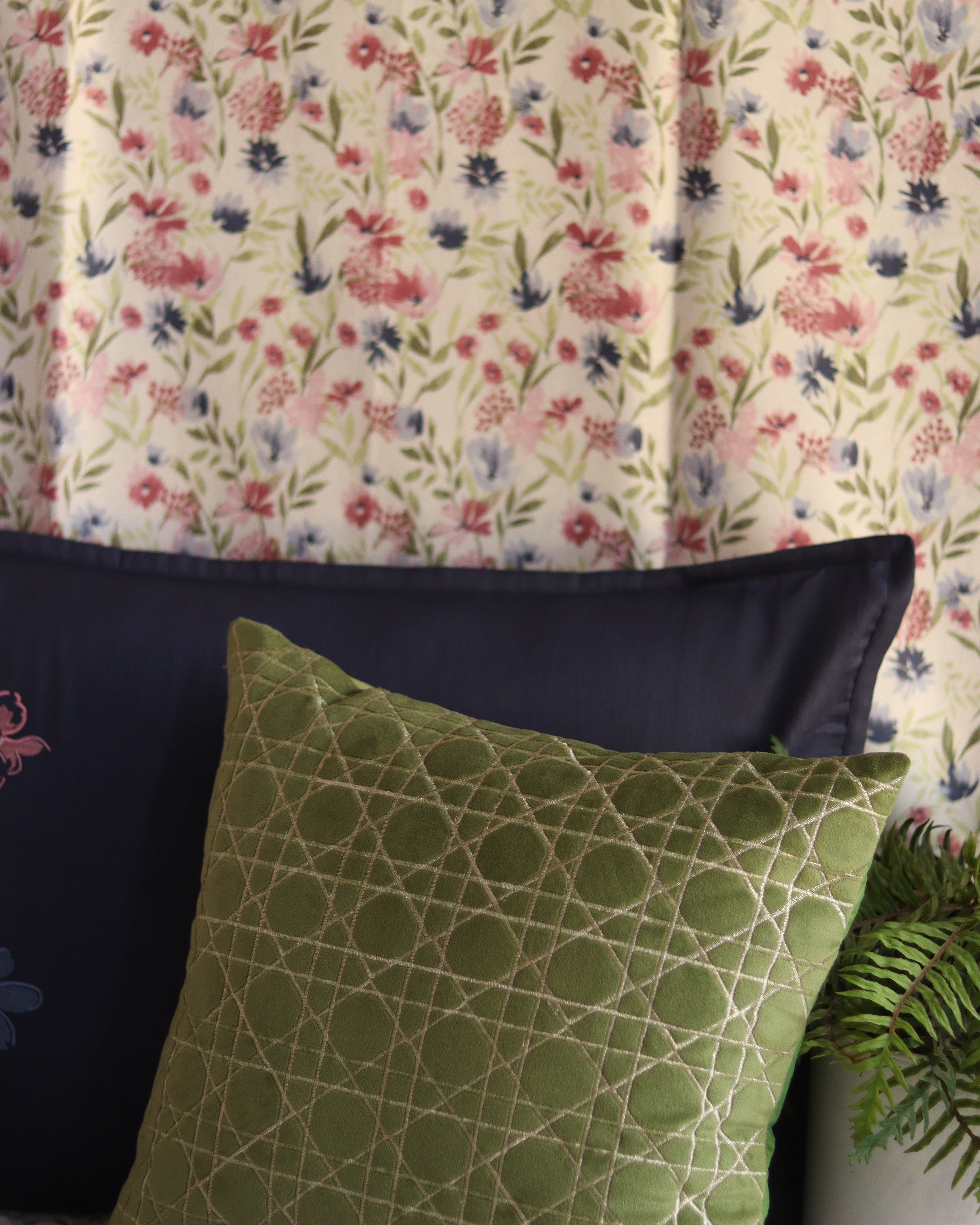 Floral Drift Bedsheet With 2 Pillow Covers