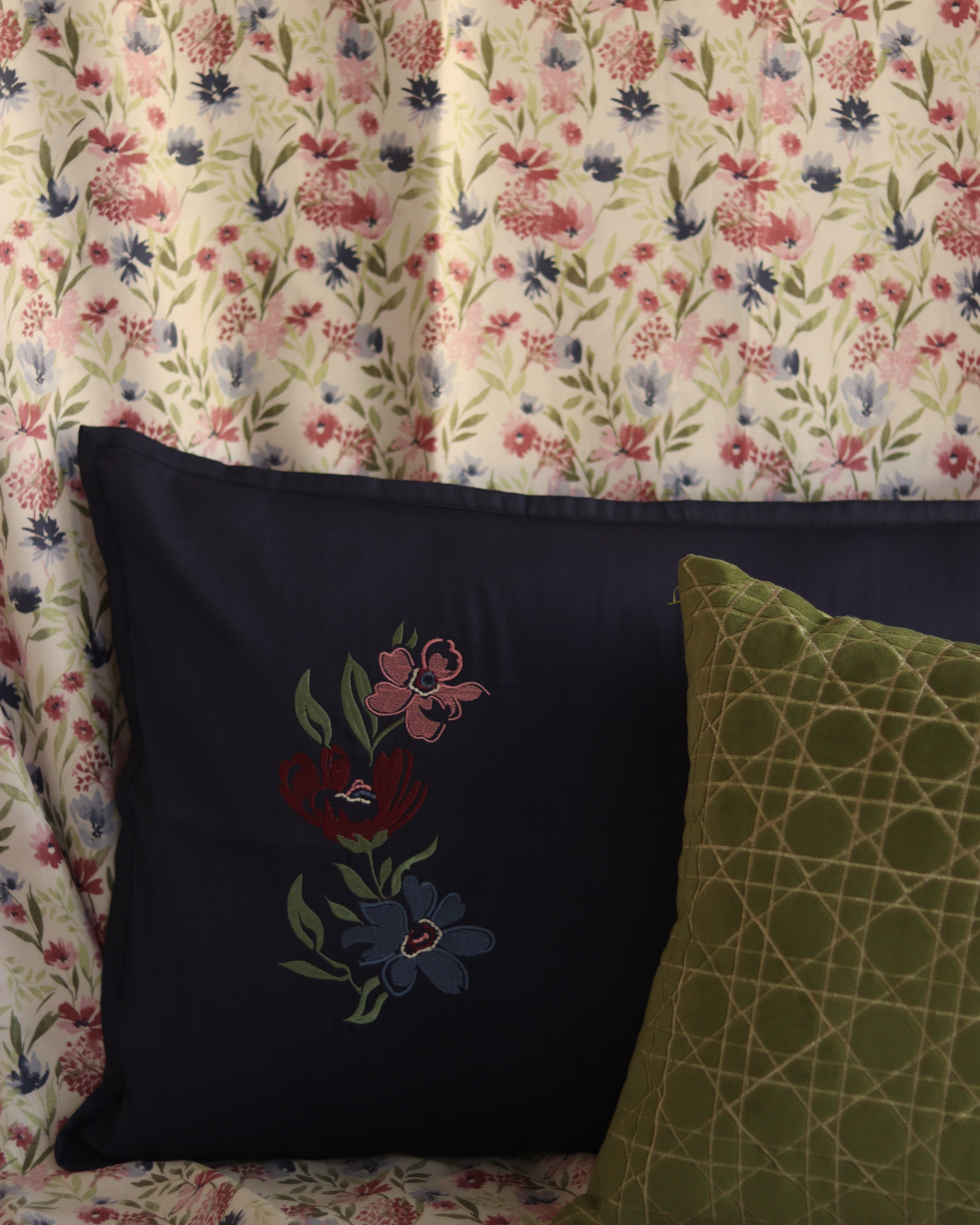 Floral Drift Bedsheet With 2 Pillow Covers