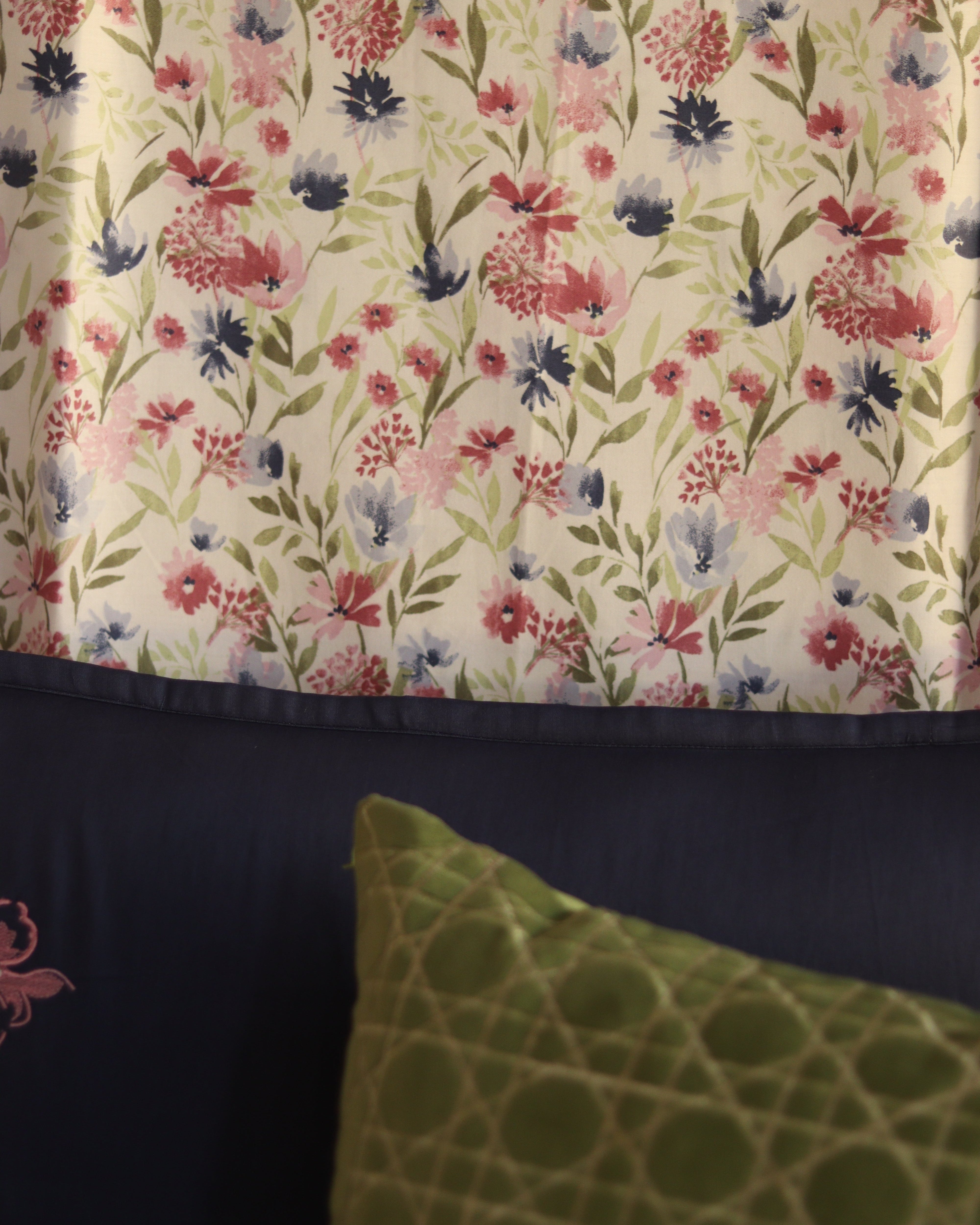 Floral Drift Bedsheet With 2 Pillow Covers