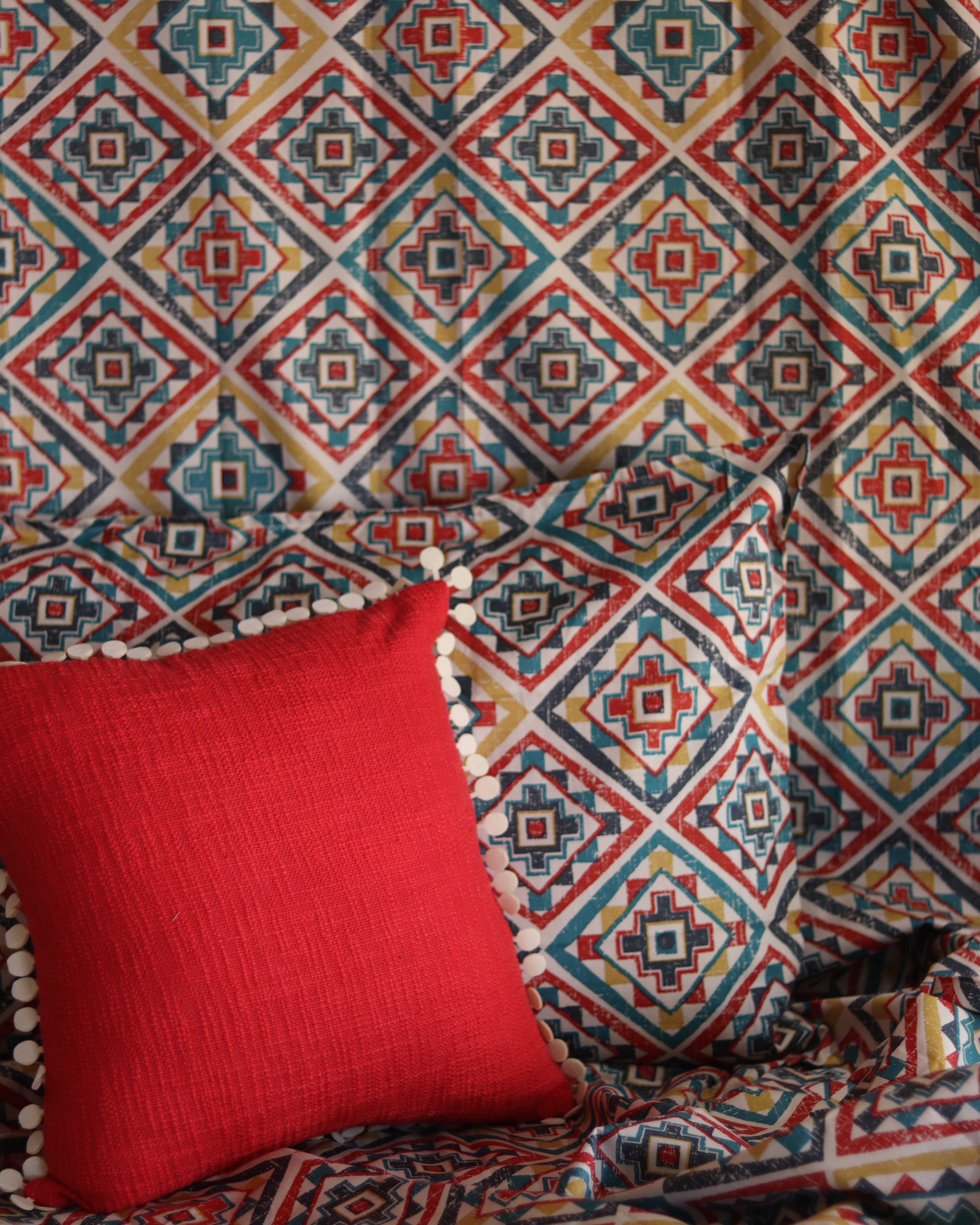 Vivid Verse Bedsheet With 2 Pillow Covers