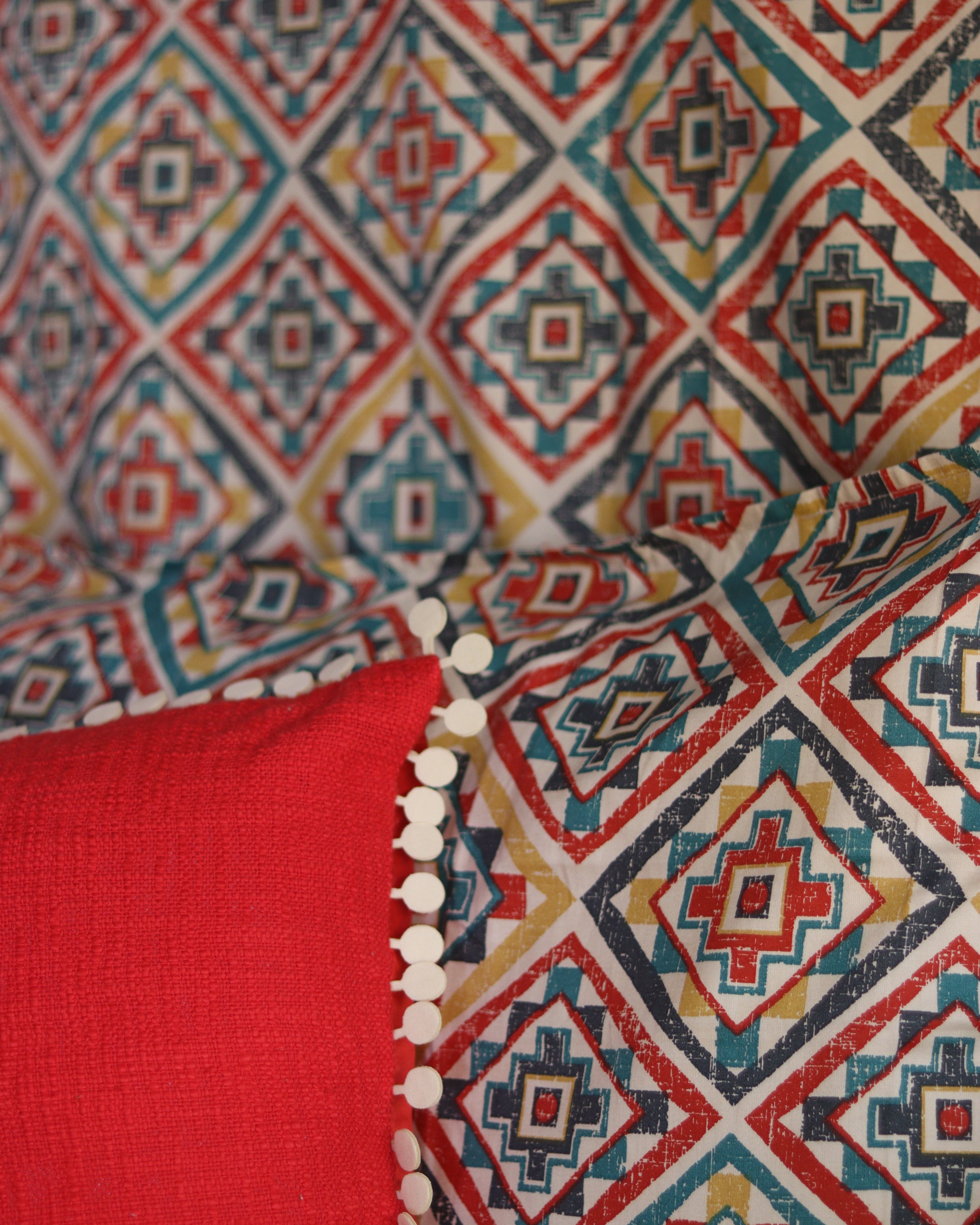 Vivid Verse Bedsheet With 2 Pillow Covers