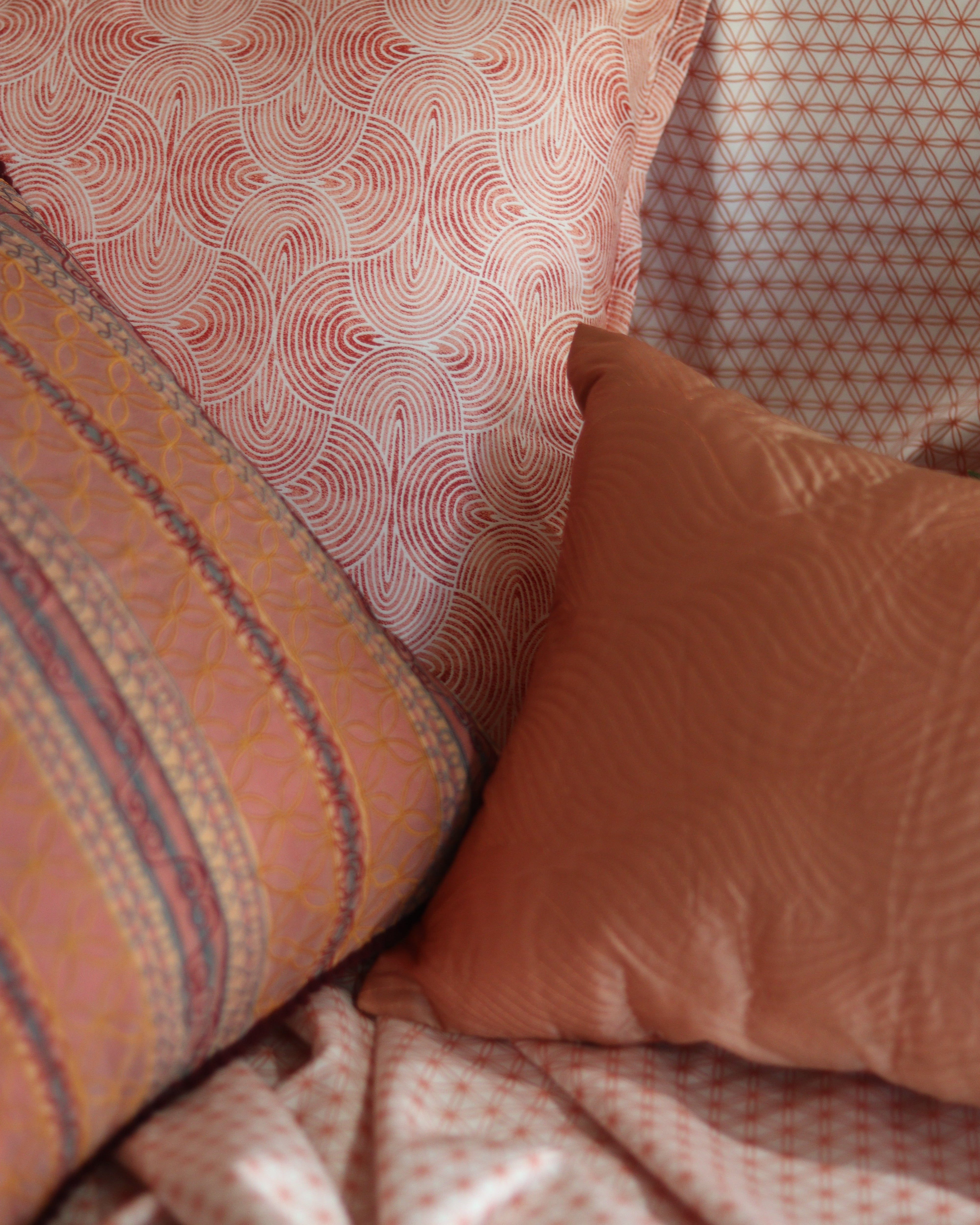 Pink Horizon Bedsheet With 2 Pillow Covers