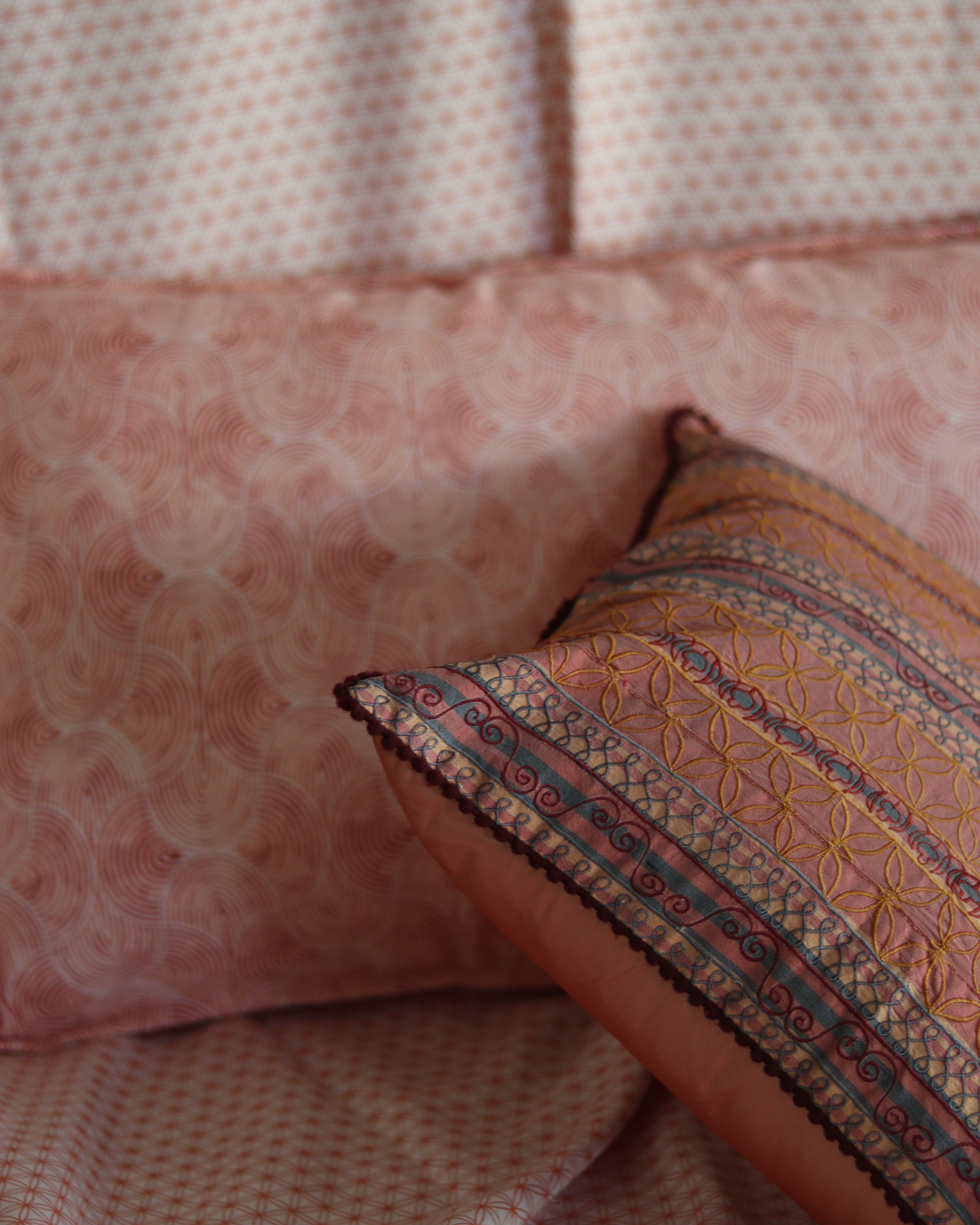 Pink Horizon Bedsheet With 2 Pillow Covers