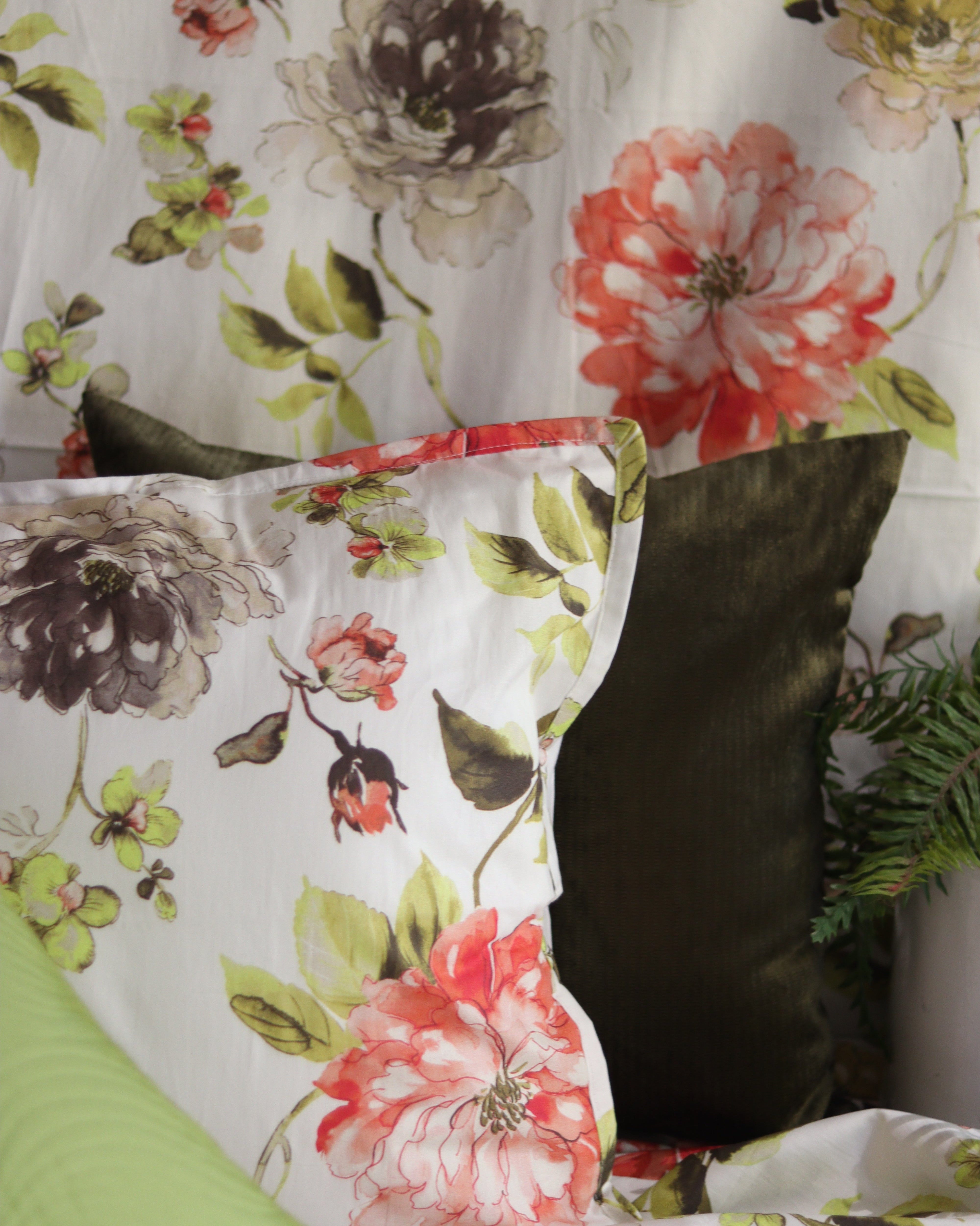 White Garden Bedsheet With 2 Pillow Covers