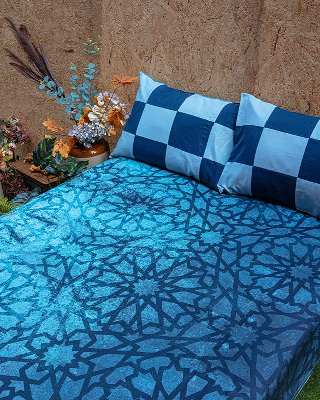 Soothing Underwaters Shaded Blue Bedsheet With 2 Pillow Covers